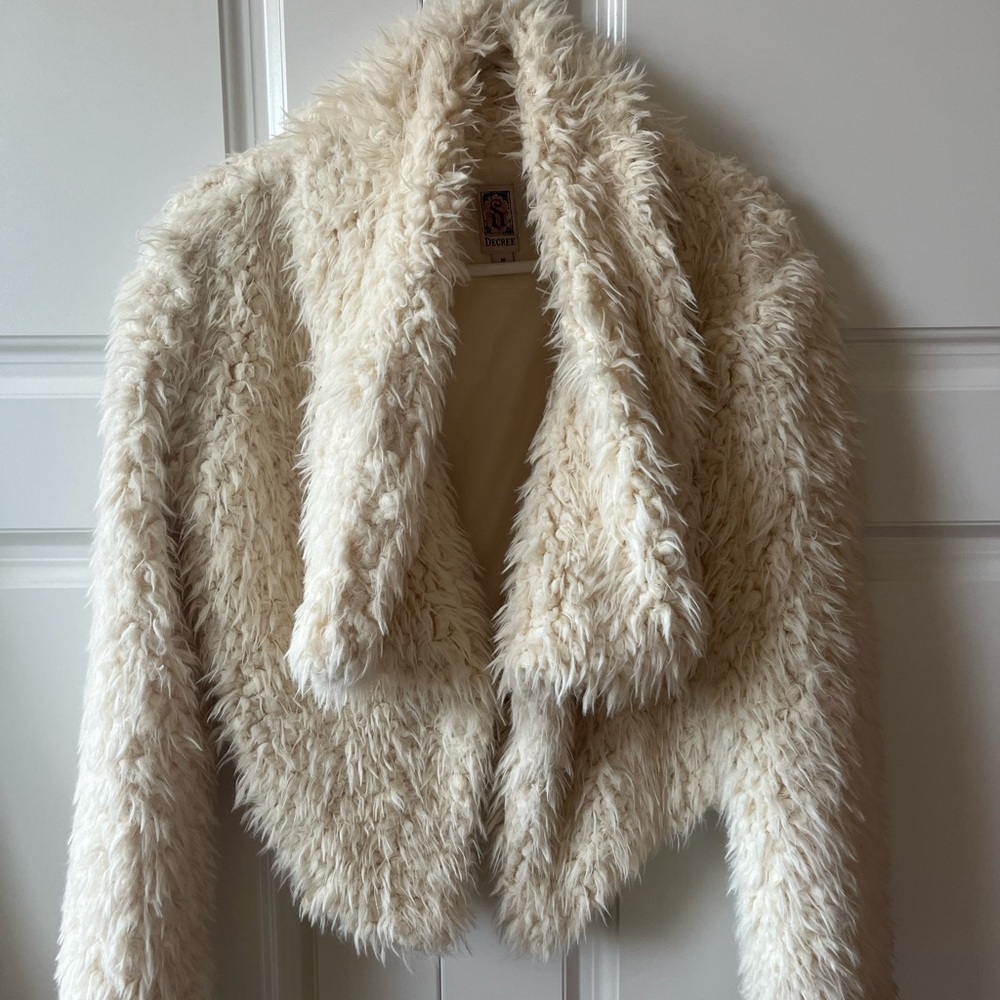 Cream colored Decree faux fur coat in size M